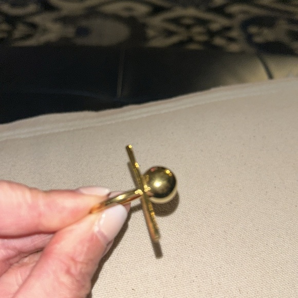 Elegant Gold-Tone Ring - Picture 3 of 6